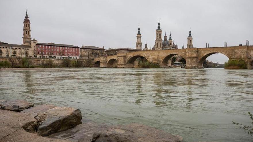El Ebro espera una crecida de 1.600 m3/s para el miércoles en Zaragoza