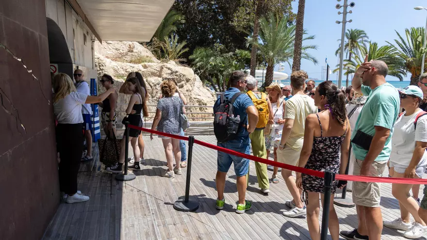 Los turistas continúan esperando al sol para disfrutar del castillo de Santa Bárbara de Alicante