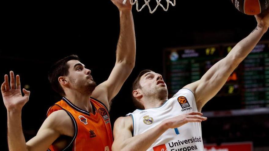 El Madrid supera la expulsión de Doncic y vence al Valencia