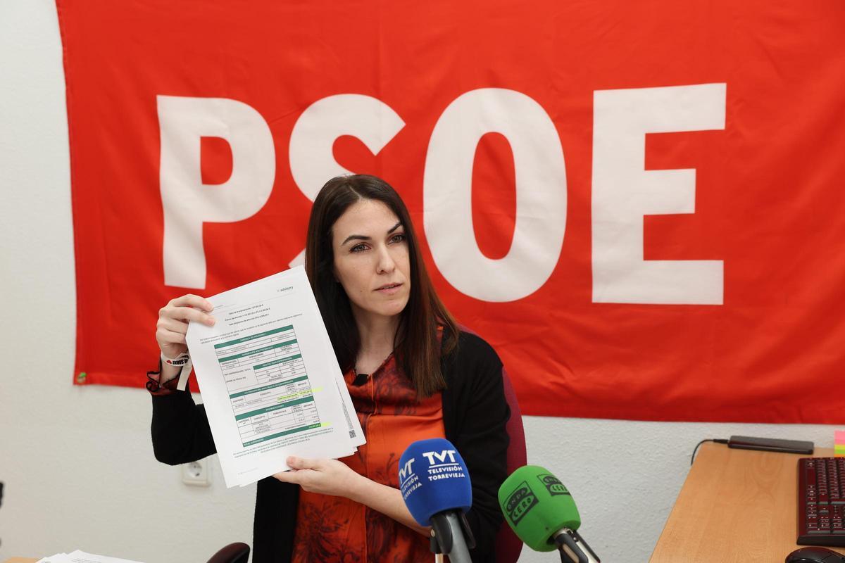 Bábara Soler, portavoz del PSOE, muestra el expediente para contratar la elaboración del censo del cementerio para el que el Ayuntamiento invitó a dos empresas con el mismo administrador
