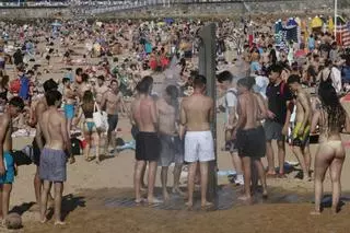 Playa, chapuzones, helados... Gijón disfruta de un día de mucho calor (en imágenes)