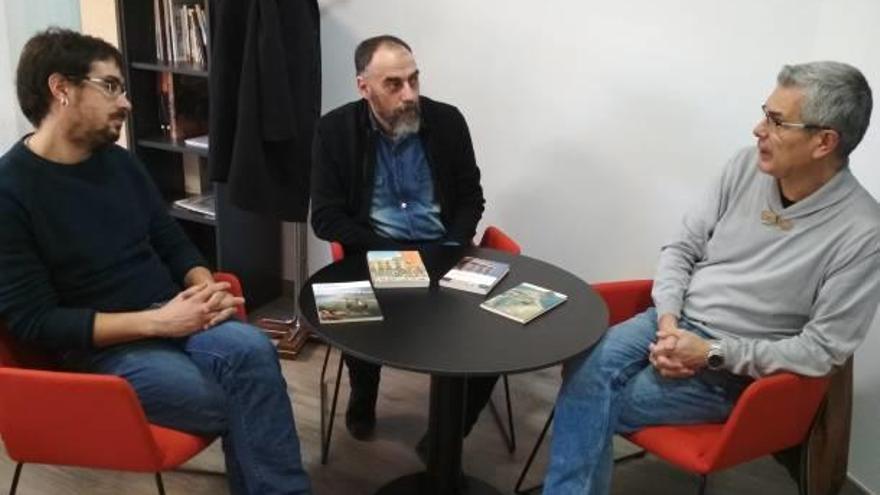 Solà en l&#039;acte de cessió amb l&#039;alcalde Jordi Badia i el regidor Jordi Fitó