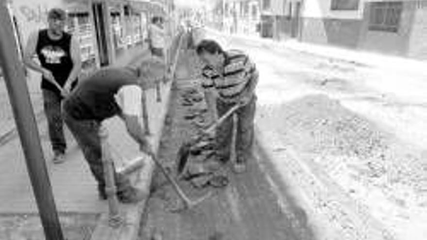 El ayuntamiento repone asfalto y pintura de la calle Camino Llano