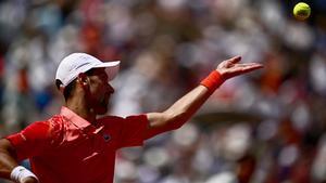 Djokovic, sirviendo una bola