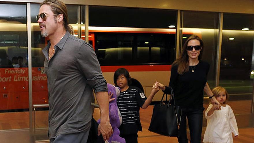 Brad Pitt y Agelina Jolie, con sus hijos en 2013.