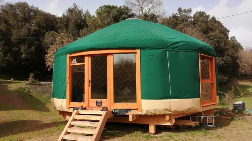 La construcció exterior d’una de les iurtes de Yurta.cat. | YURTA.CAT