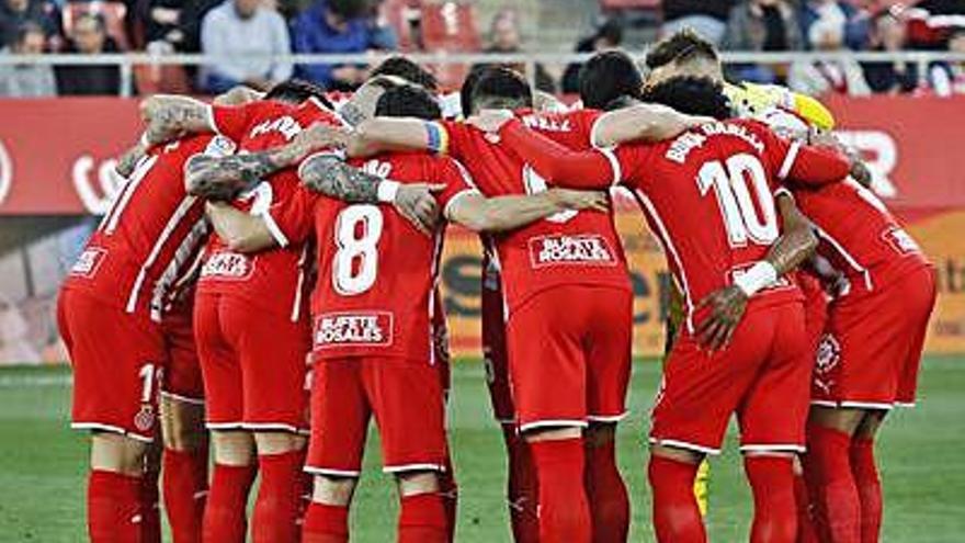 Els jugadors del Girona fan pinya abans del partit.