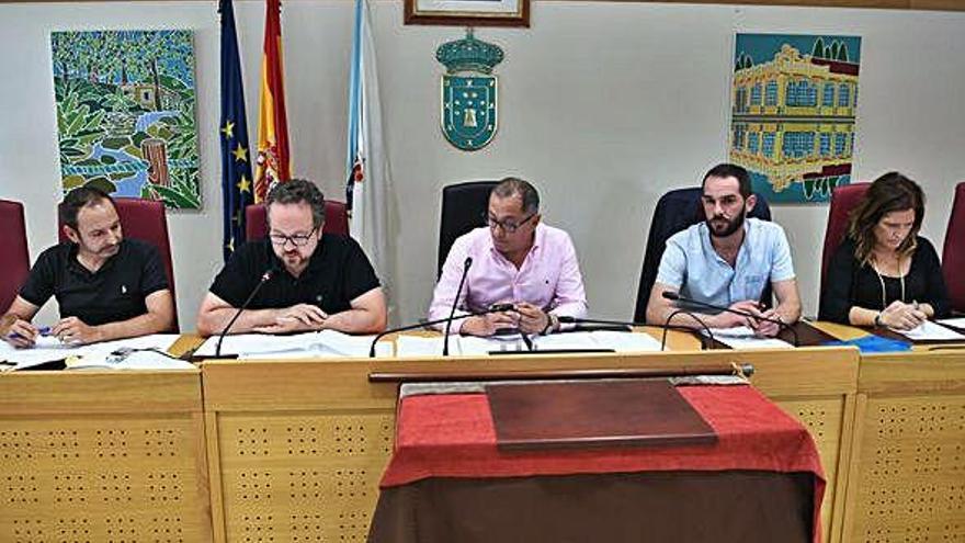 El portavoz del PSOE, a la izquierda, y el alcalde, en el centro, en el pleno del jueves.
