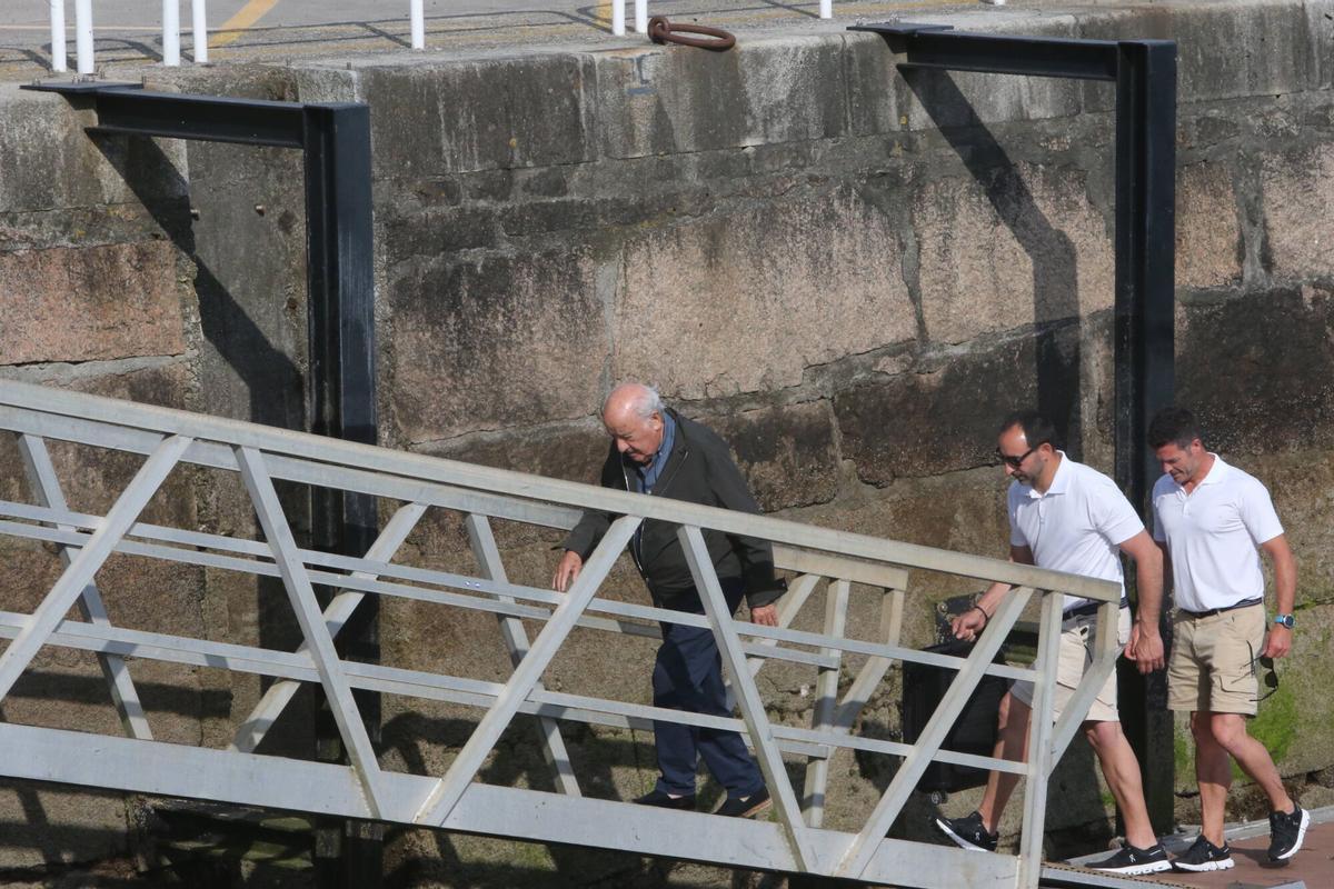 Amancio Ortega desembarcando en el puerto de Aldán.