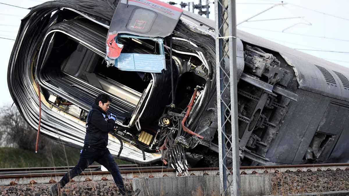 Dos muertos y 27 heridos al descarrilar un tren en Italia.