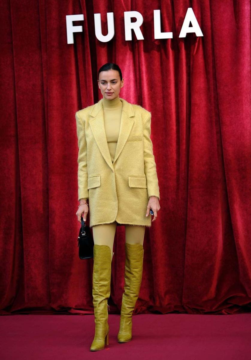 Irina Shayk, con total look amarillo en la presentación de Furla en París