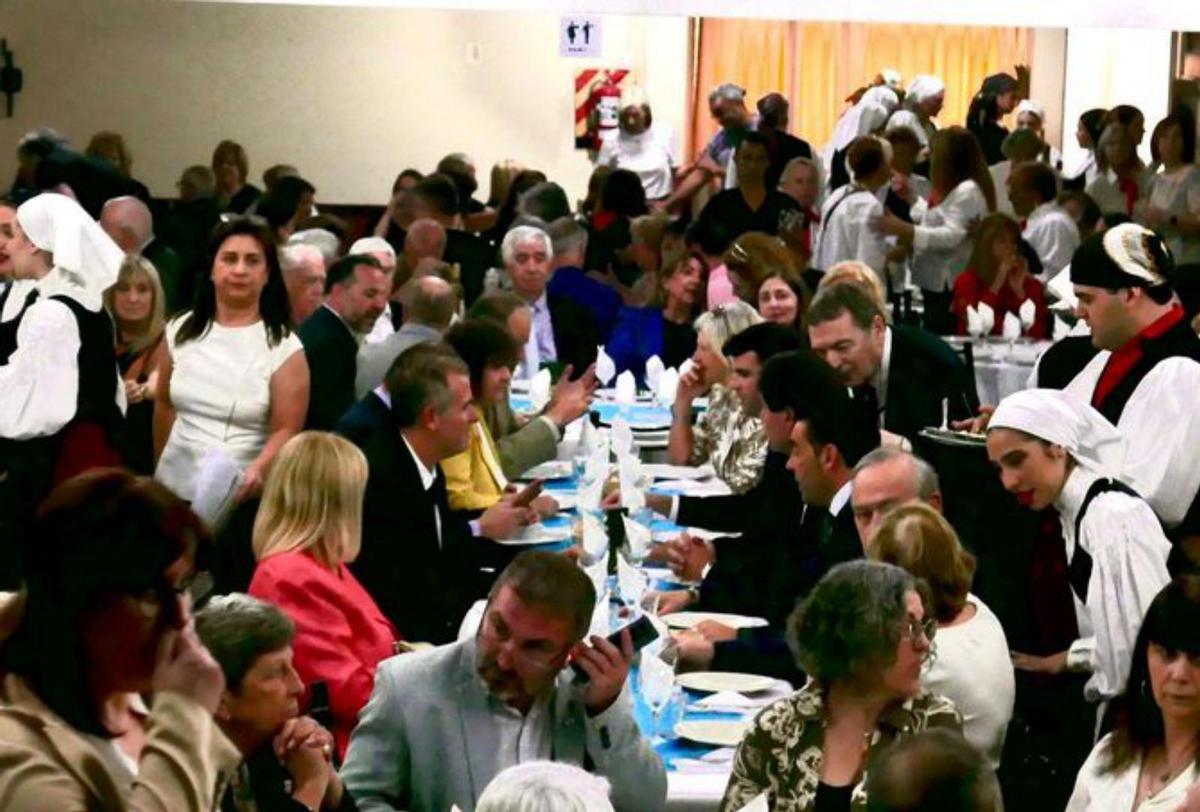 Comida de confraternidad en la sede.
