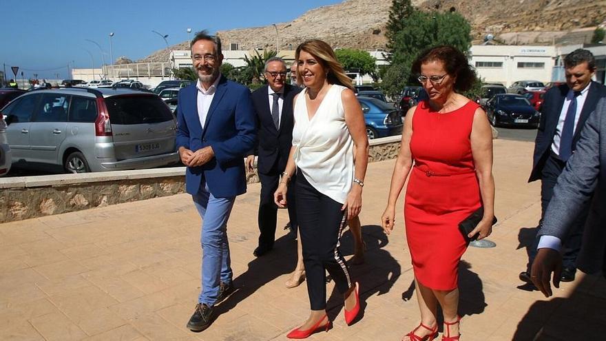 Susana Díaz y el consejero de Fomento, Felipe López, en el puerto de Almería.