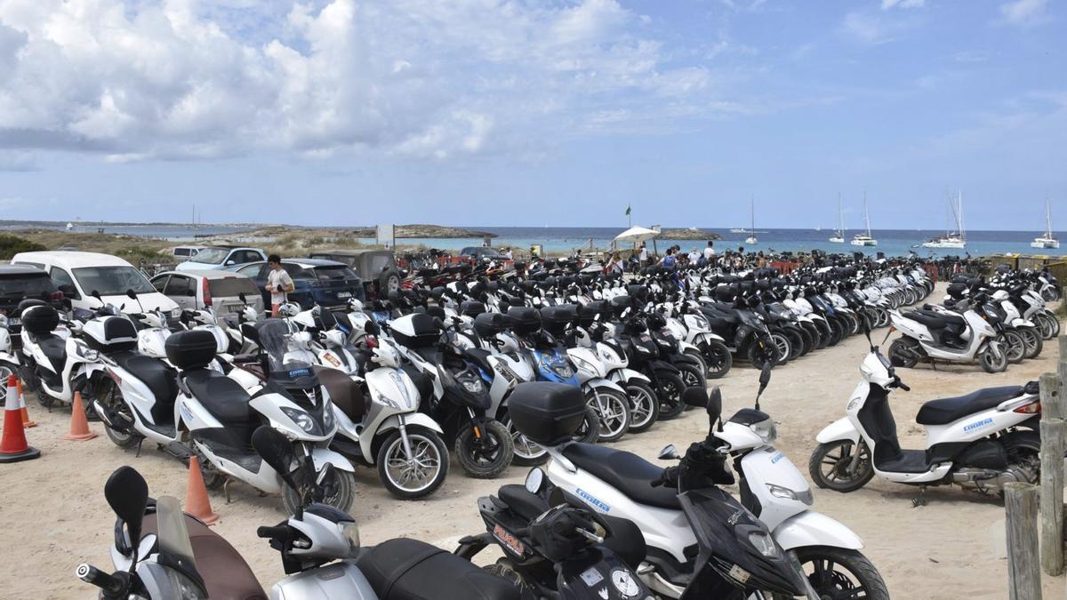 Motorcycles, mostly rentals and therefore not subject to the quota for tourist or Ibiza residents' vehicles, in a parking lot in Ses Illetes.