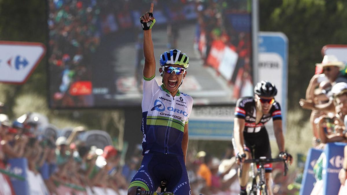 El ciclista colombiano Esteban Chaves, 'Chavito', celabra su triunfo en la segunda etapa de la Vuelta a su paso por la meta en Caminito del Rey