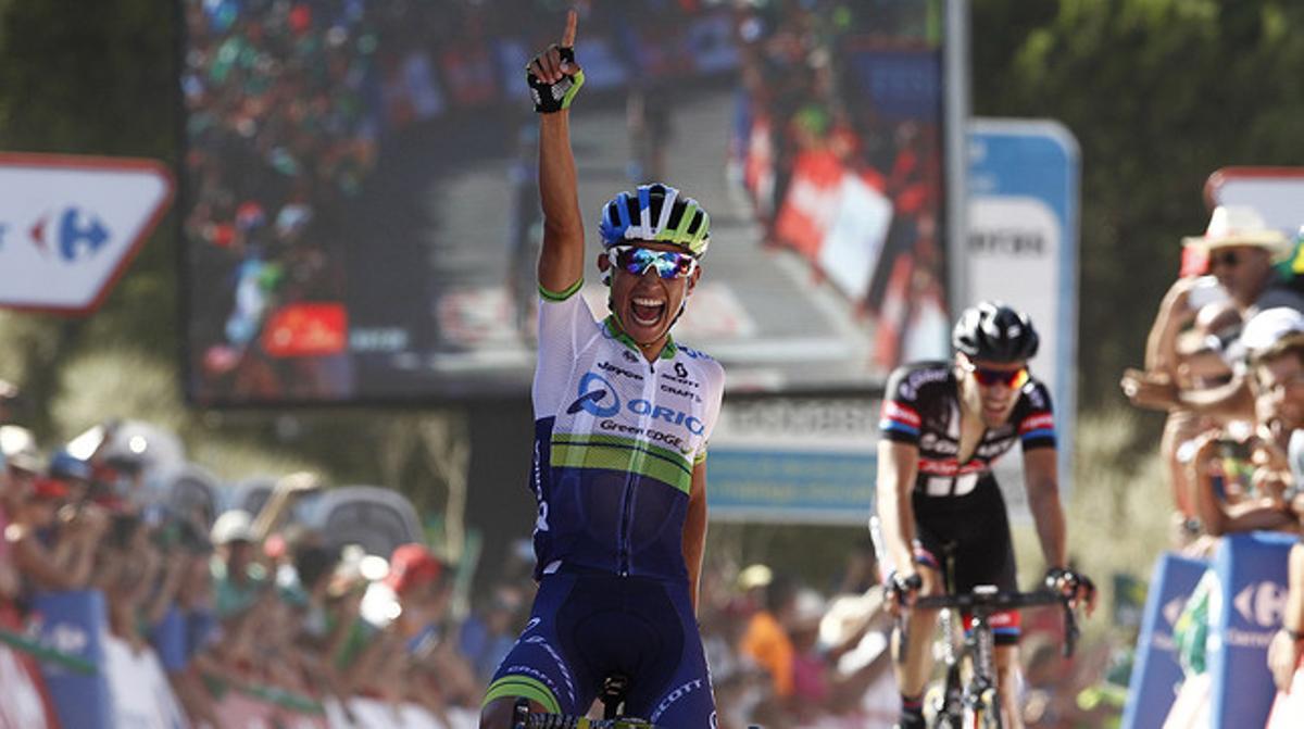 El ciclista colombià Esteban Chaves, ’Chavito’, celebra el seu triomf en la segona etapa de la Vuelta al seu pas per la meta a Caminito del Rey.