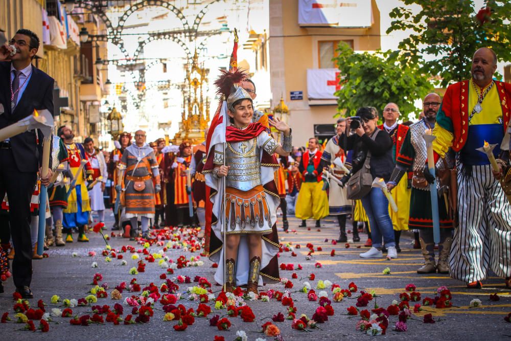 La procesión de la reliquia es uno de los actos que más agradan a los alcoyanos en el día dedicado al patrón San Jorge.