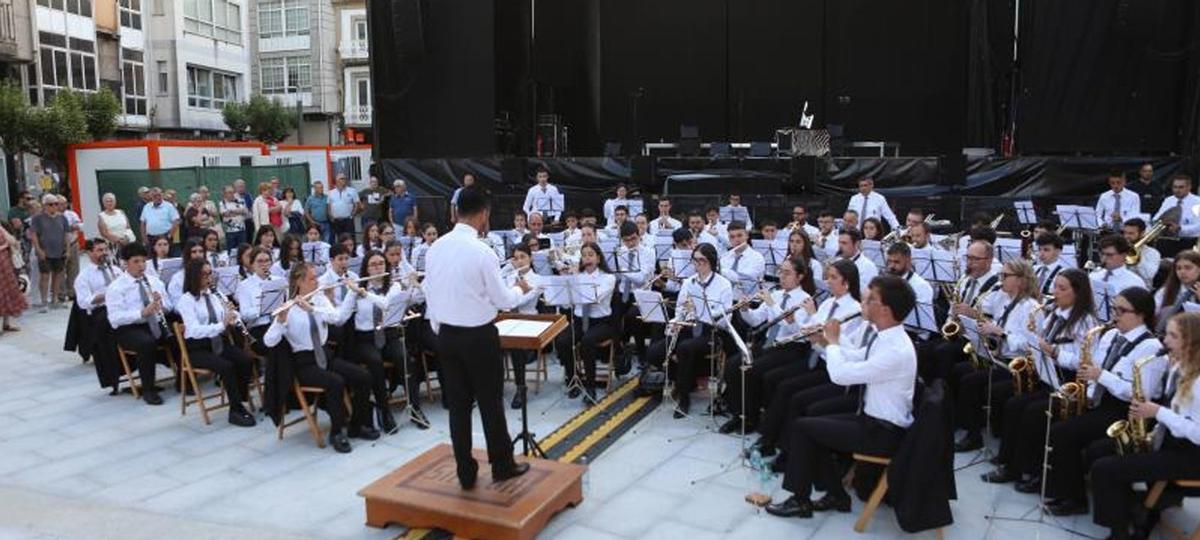 La Banda Municipal de Silleda actúa en la Praza de Galicia.  | BERNABÉ/ AMANDA CASTRO