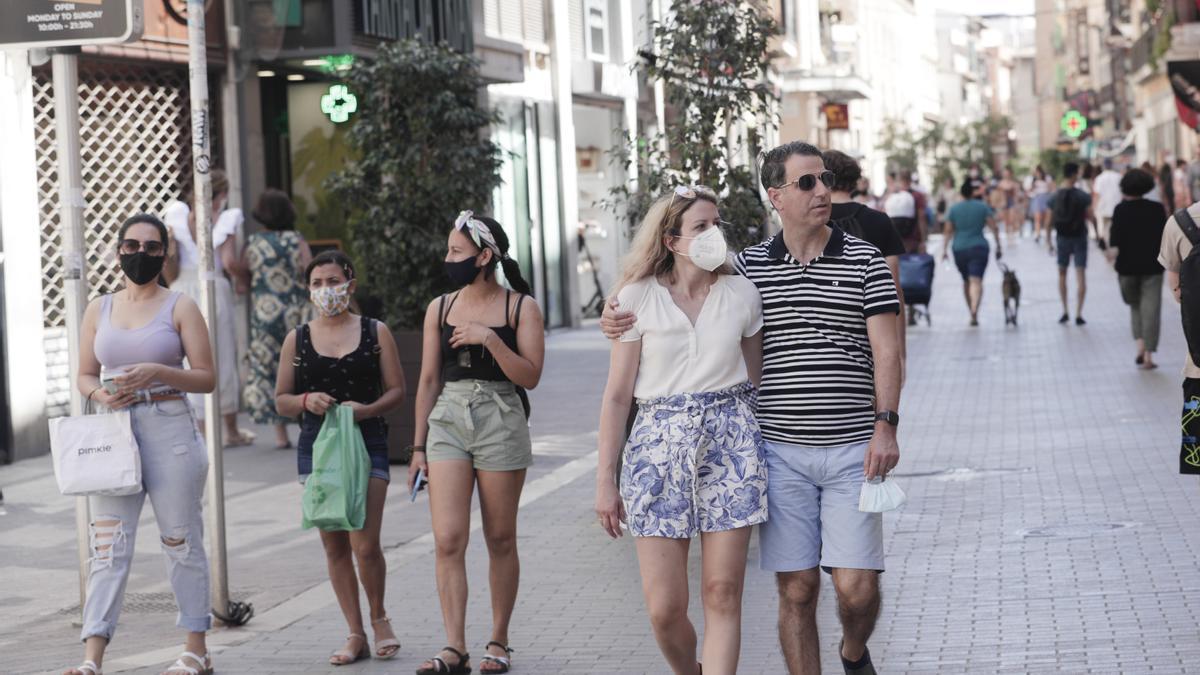 Ciudadanos pasean por la calle Sant Miquel, en Palma