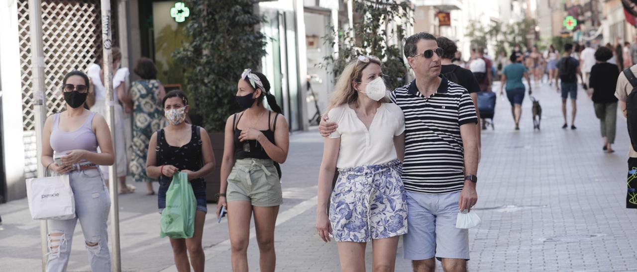 Ciudadanos pasean por la calle Sant Miquel, en Palma