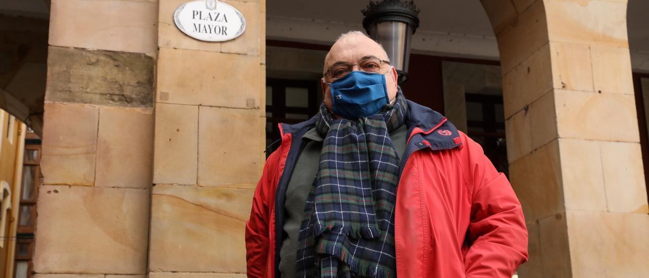 Alberto Estrada, delante de una de las placas de la plaza Mayor.