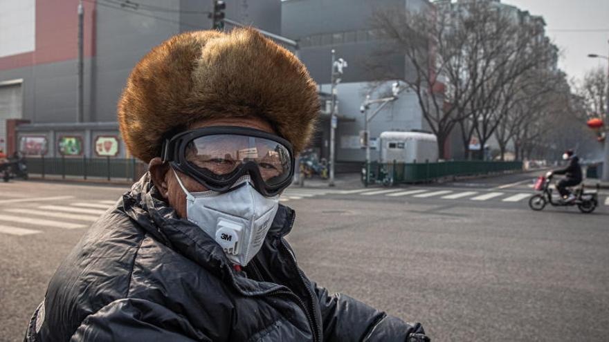 Un hombre con mascarilla en China.