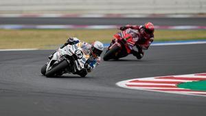 Marc Márquez, por delante de Pecco Bagnaia en Misano.