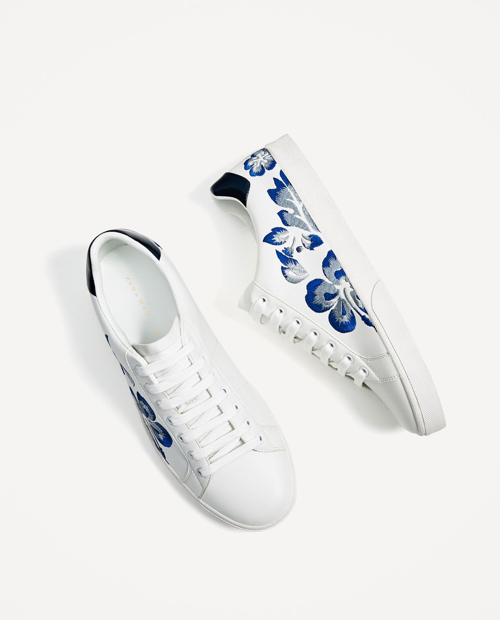 Las zapatillas de flores pisan fuerte: Sneakers bordadas, de Zara (35,95 euros).