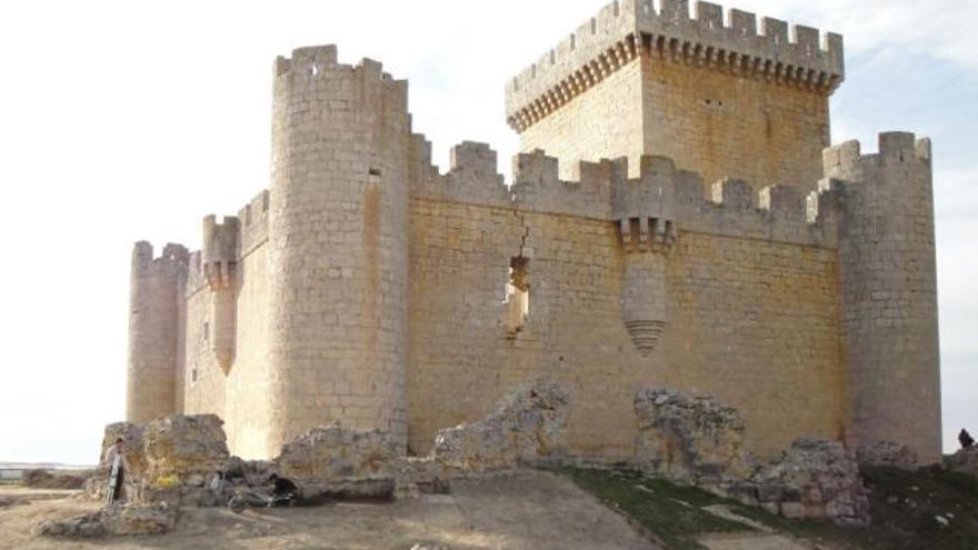 Trabajos de prospección en el castillo de Villalonso, cuya restauración ha finalizado.