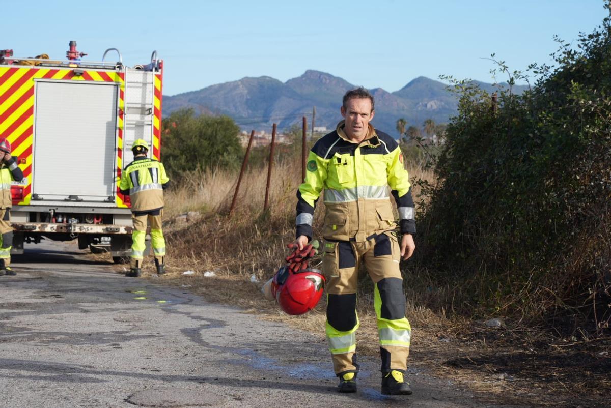 Tres bomberos durante las labores de extinción en el camí Caminàs.