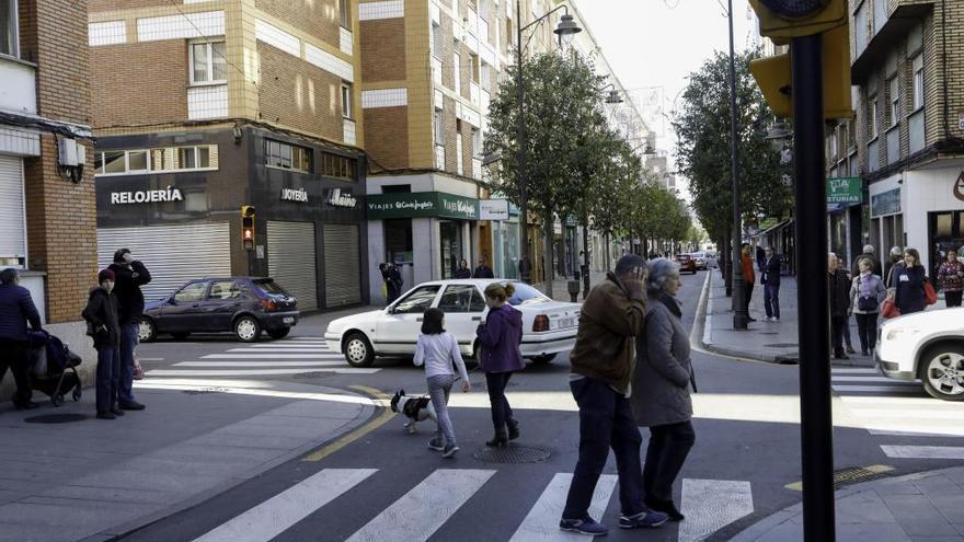 Más agentes a pie de calle tras la ola de atracos en La Calzada