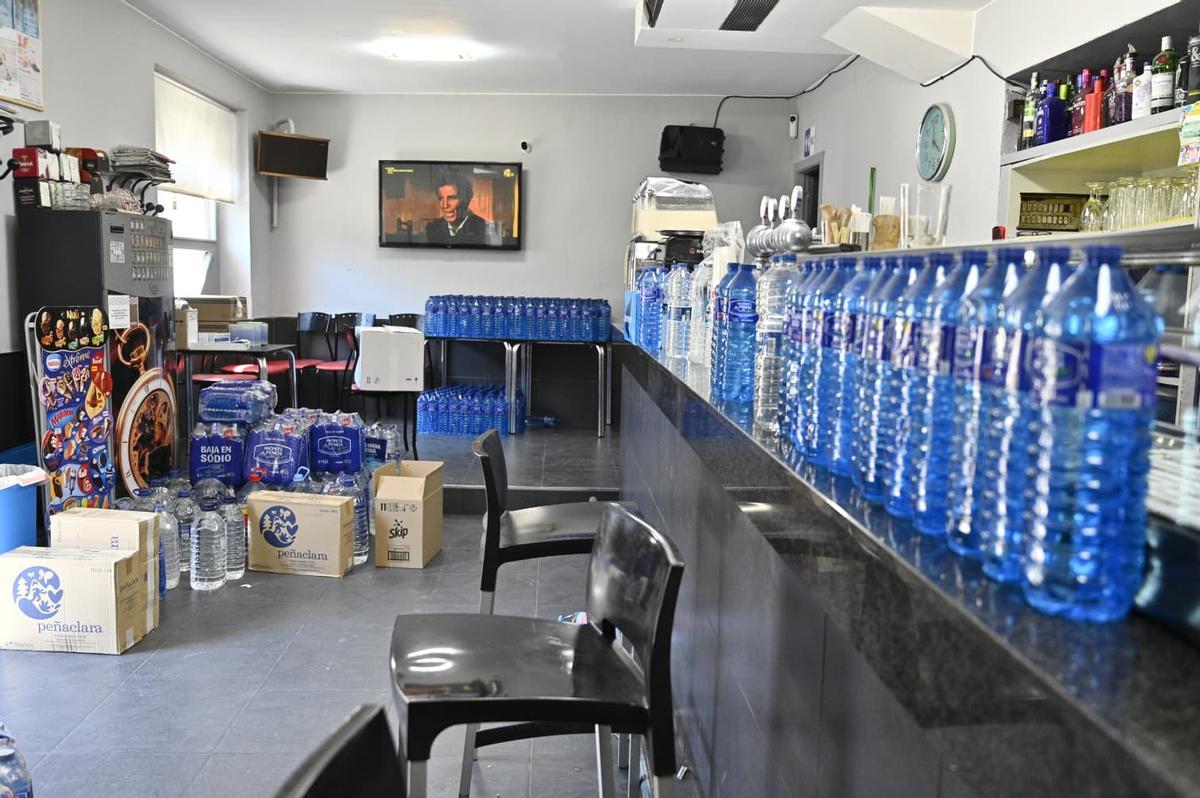 En imágenes I Acopio de agua y solidaridad entre los vecinos de Uncastillo