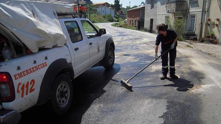 Miembros de Protección Civil, durante la limpieza de la vía. / la opinión