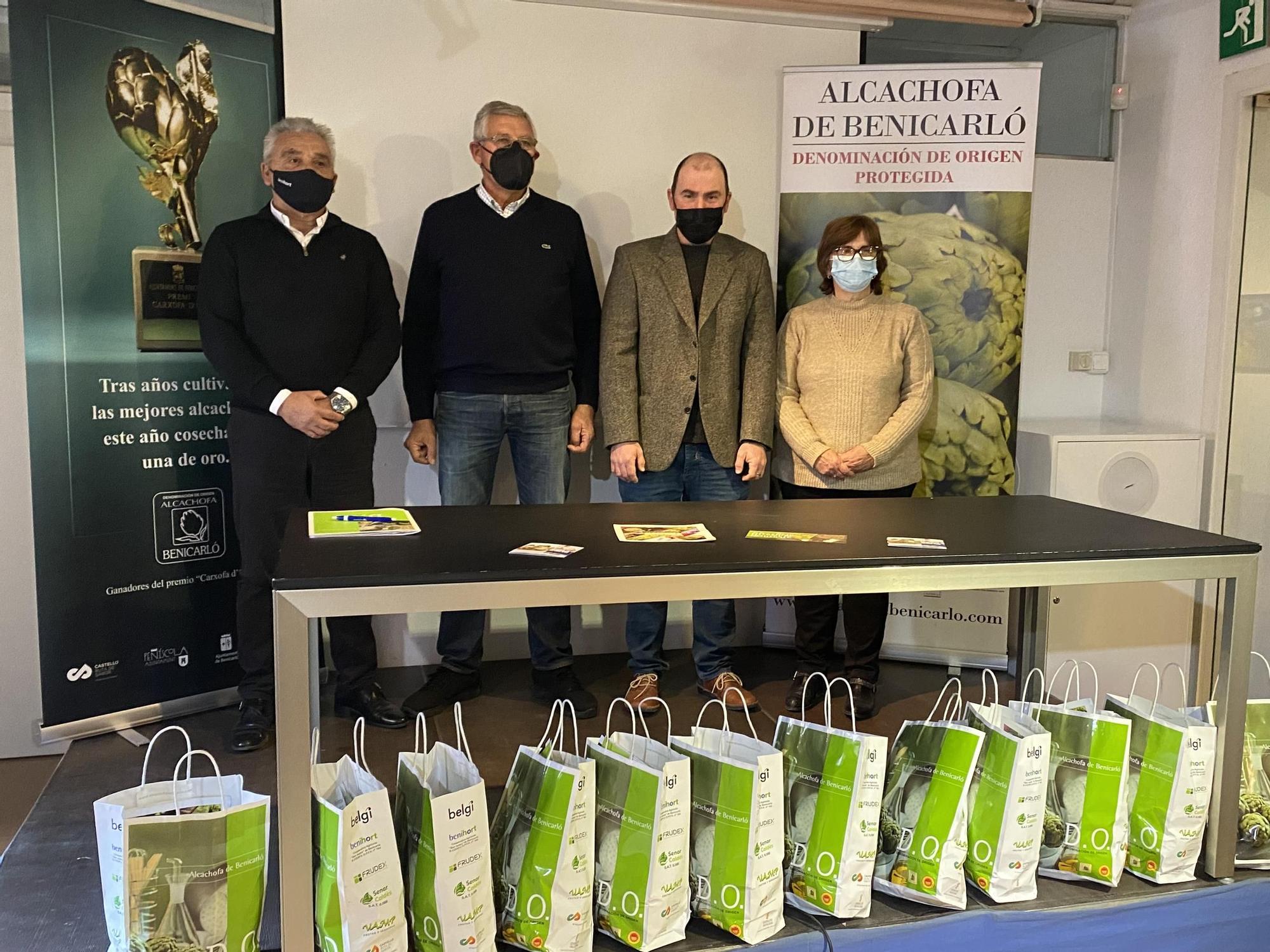 De izquierda a derecha, el secretario del Consejo Regulador D.O.P,  Guillermo Edo; el expresidente, Francisco Lluch; el nuevo presidente, Víctor Morera; y la concejala de Agricultura, Inma Díaz, durante la presentación de Morera.