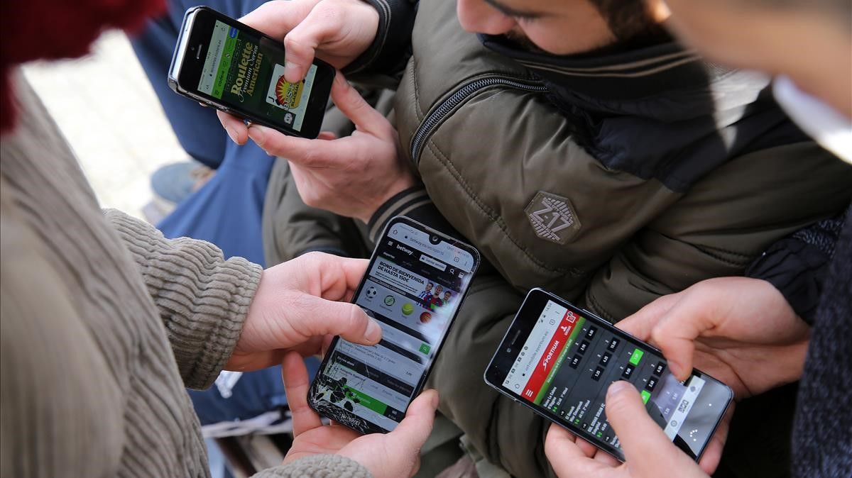 BARCELONA 30 12 2020 Sociedad  Juego patologico  apuestas online    aumenta entre los mas jovenes  En la foto unos veiteaneros o jovenes jugando con sus moviles en paginas de apuestas deportivas online  en la c  Font d En Fargas  FOTO DE RICARD CUGAT