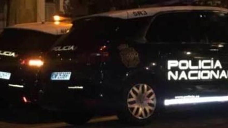 Dos coches de la Policía Nacional en Oviedo.