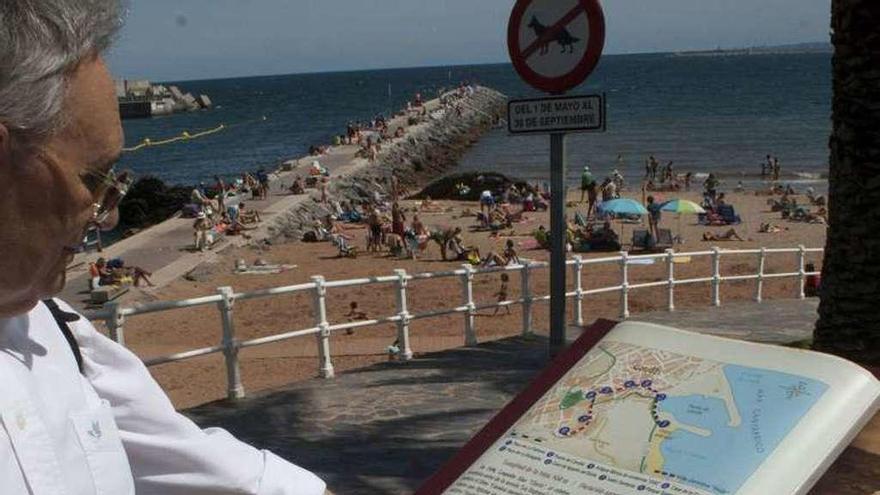 Luis Fernández señala un cartel de la ruta clariniana en el que el nombre de la playa es incorrecto.