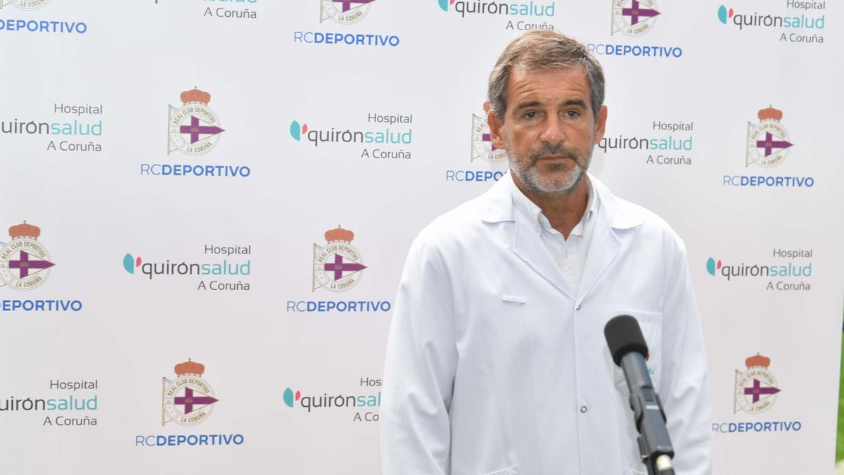 El doctor Carlos Lariño, médico del RCDeportivo, hoy en el estadio Abanca Riazor.