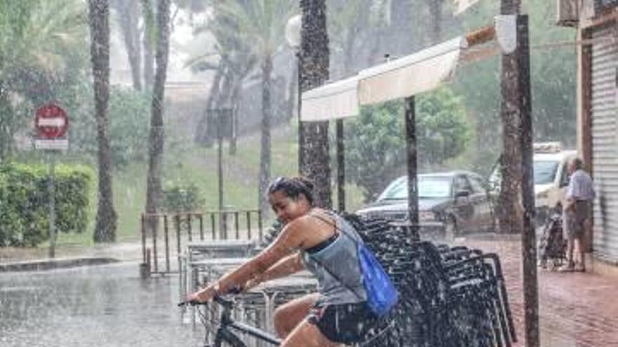 Una joven durante una tormenta la semana pasada en Guardamar.