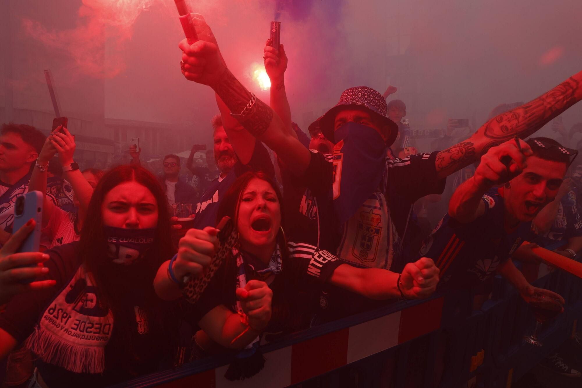 EN IMÁGENES: Espectacular recibimiento de la afición del Oviedo a su equipo antes de la vuelta por el ascenso contra el Almería