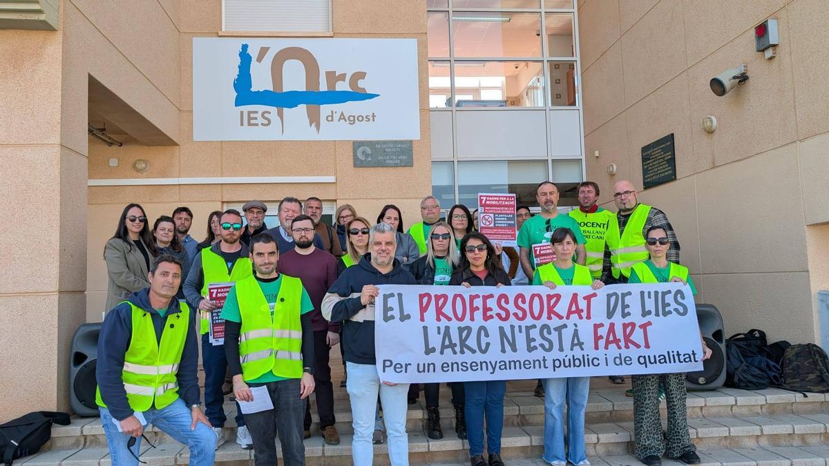 Concentración a las puertas de los centros como parte de las movilizaciones de los sindicatos de Educación