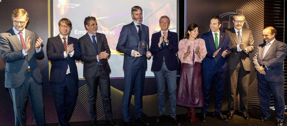 Enrique García Chillón, presidente del grupo Profand, posa con el premio. | Cedida