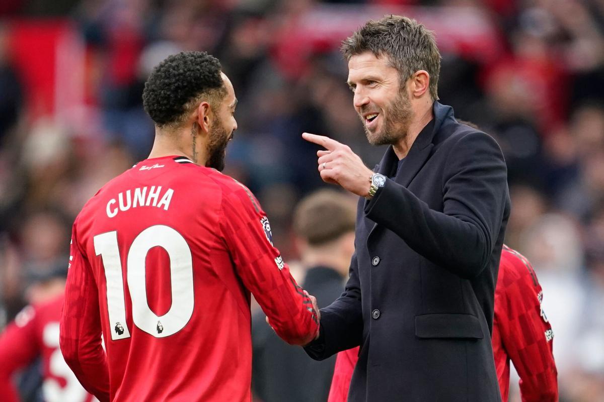 Manchester United's head coach Michael Carrick, right, greets Manchester United's Matheus Cunha after the English Premier League soccer match between Manchester United and Manchester City in Manchester, England, Saturday, Jan. 17, 2026. (AP Photo/Dave Thompson)
