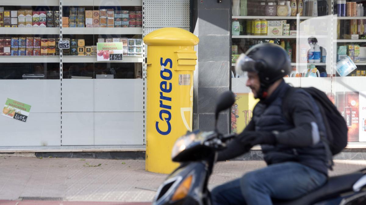 Los sindicatos califican de éxito el primer día de huelga en Correos.