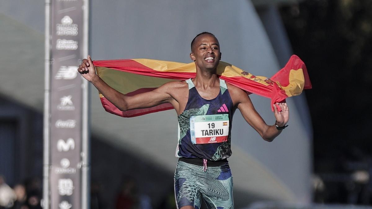 Tariku Novales celebra su récord de España, el pasado domingo.
