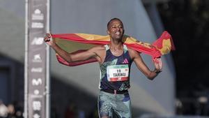 Tariku Novales celebra su récord de España, el pasado domingo.