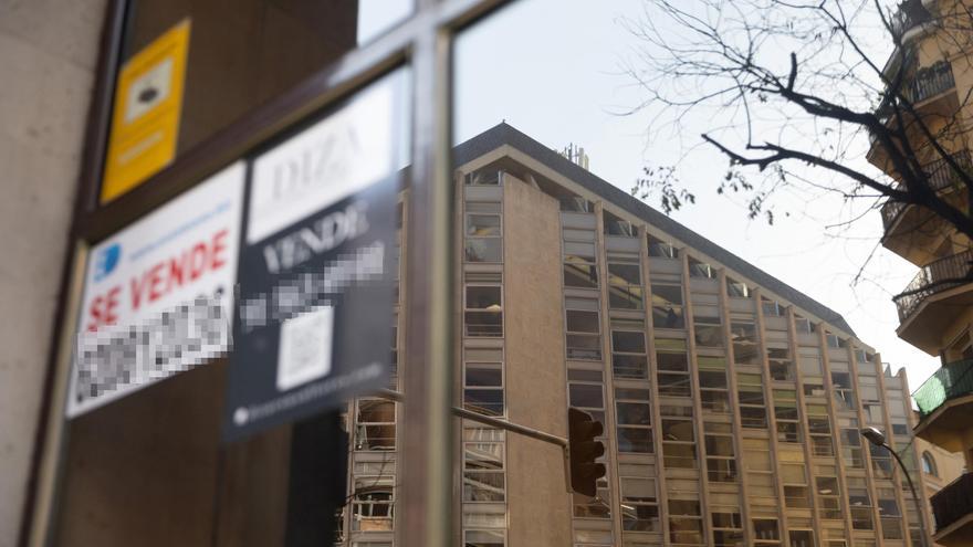 Archivo - Un cartel de 'Se vende' en un portal de un edificio de viviendas en Madrid
