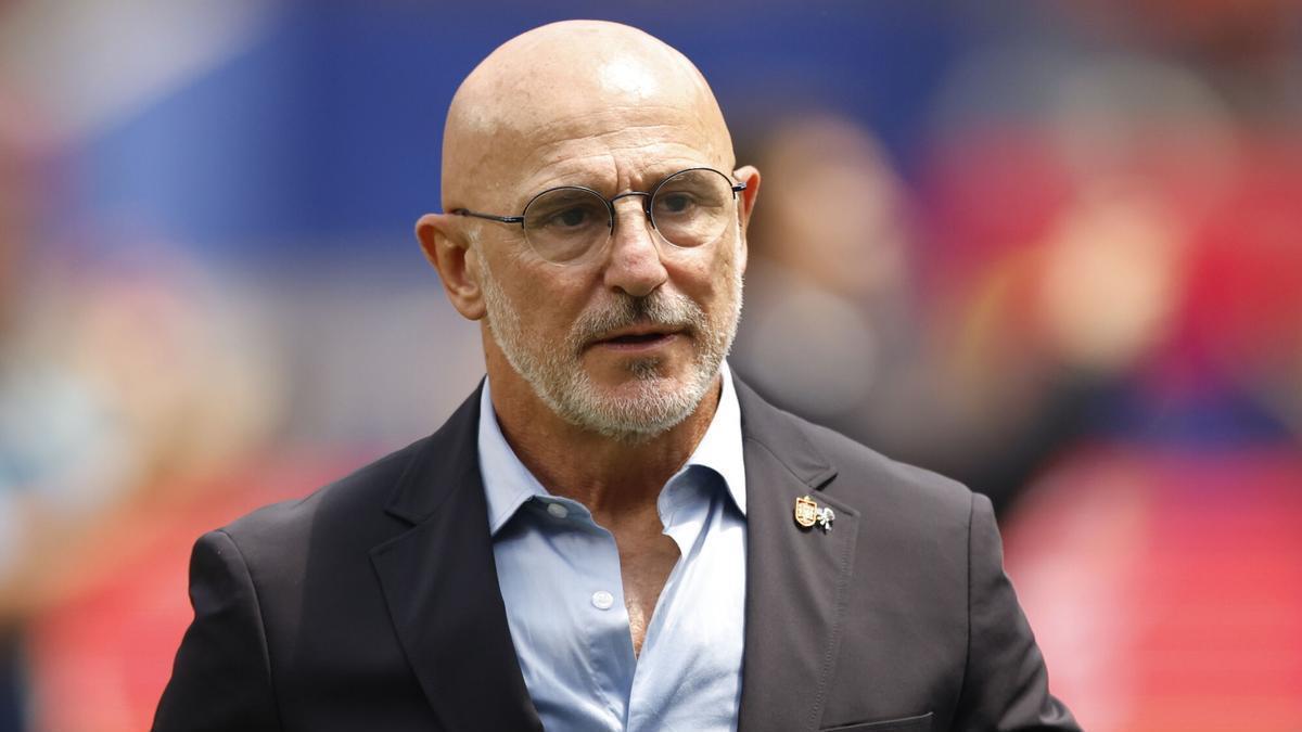 Luis de la Fuente se emociona en rueda de prensa: "Me acuerdo de mis padres y de mi hermano mucho. Les hubiera encantado vivir este tipo de momentos"