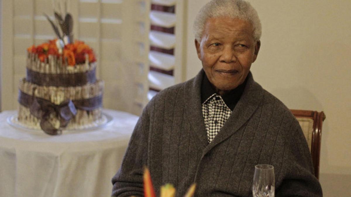 Nelson Mandela, durante la celebración de su 94 cumpleaños junto a su familia