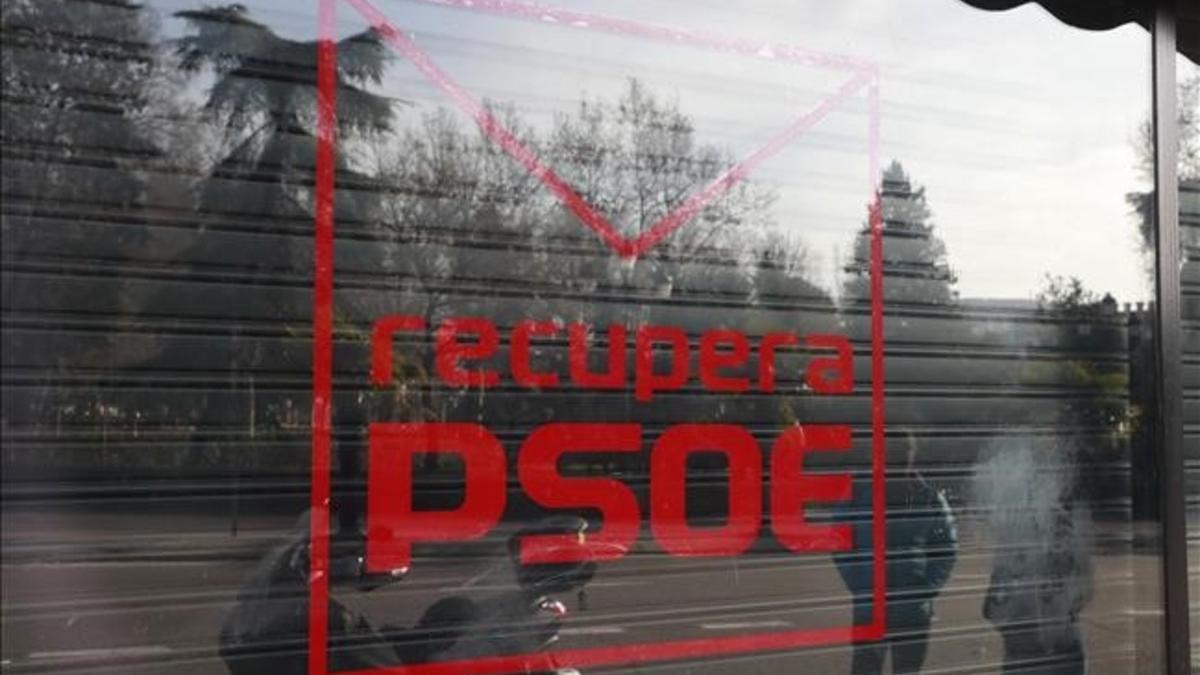 Logotipo de 'Recupera PSOE' en la fachada de su sede en la calle de Ferraz de Madrid